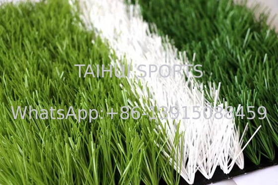 50mm Yığın Yüksekliği Sentetik PE Malzemesi Bahçe Dekorasyonu Futbol Sahası İçin Yapay Çim Halısı